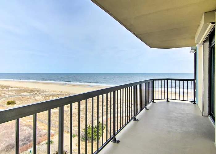 Balcony + Perks: Beachfront Ocean Gem Holiday home Ocean City