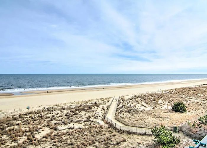 Balcony + Perks: Beachfront Ocean Gem Holiday home *