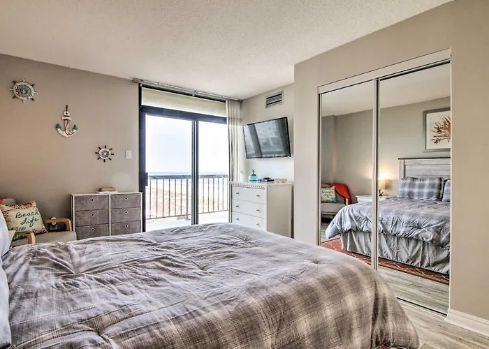 Balcony + Perks: Beachfront Ocean Gem Holiday home